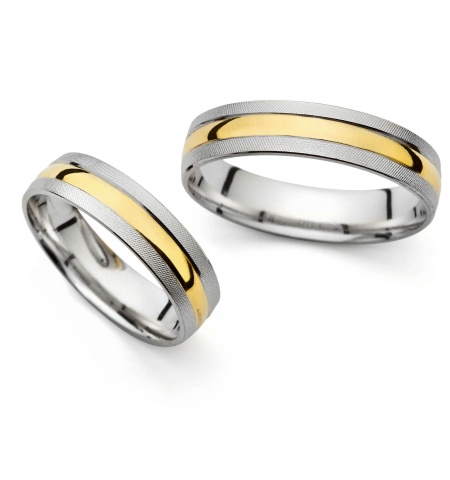 Zlaté snubní prsteny jsou symbolem lásky a elegance. Předání prstenů v den svatby, bude moment na který nikdy nezapomenete. Ten pravý si vyberete právě u nás na webu Lily.